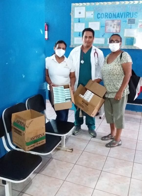 Tonia Woods dropped off more donated medication to the Centro de Salud Utila - Community Health Center, thanks to your donations. Whether sharing on social media or donating, all help in our mission of increasing the medical resources immediately available on Utila.